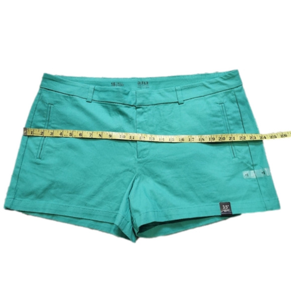 Chino shorts Mid rise Green color Slip pockets Size 18 A NEW APPROACH NWT - Picture 8 of 14
